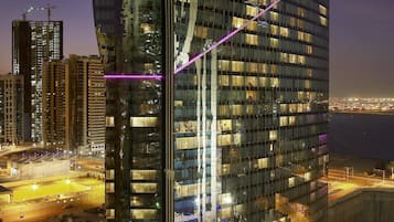 Bagian depan properti - sore/malam