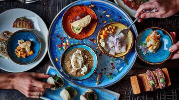 Diverses platillos sobre una taula, incloent bols de sopa i plats amb menjar.