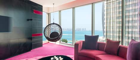 Wow Suite, Presidential Suite, 1 Bedroom, Non Smoking | Bar mini, peti besi dalam bilik, meja, ruang kerja komputer riba