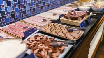 بوفيه فطور يوميًا بتكلفة قدرها (120 PLN للشخص)