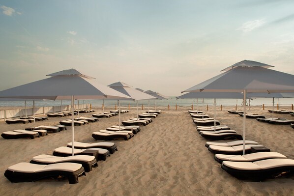 Playa privada, camastros, sombrillas y toallas de playa 