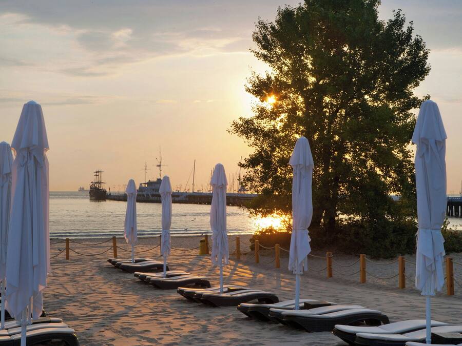 Private beach, sun-loungers, beach umbrellas, beach towels