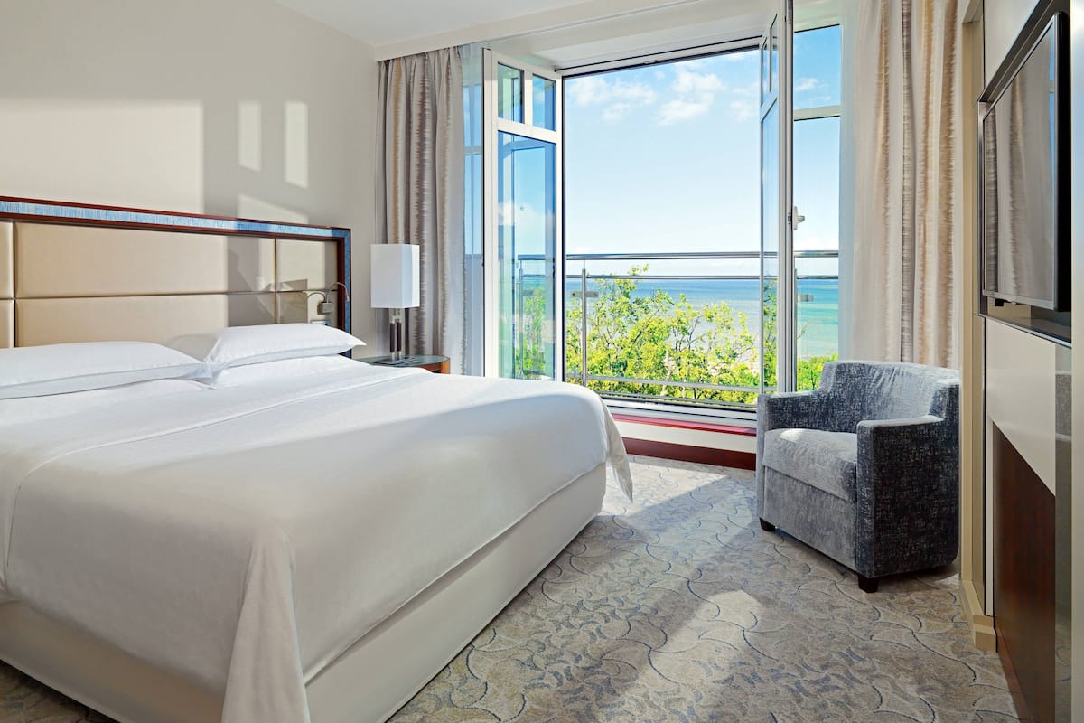 club suite, 1 double bed | premium bedding, minibar, in-room safe, desk