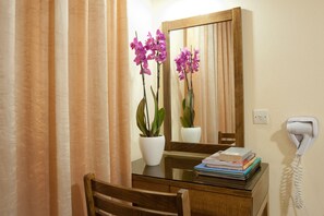 Premium bedding, pillowtop beds, in-room safe, soundproofing - Hermes Delphi Hotel (Delphi)