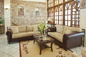 Lobby sitting area - Hermes Delphi Hotel (Delphi)