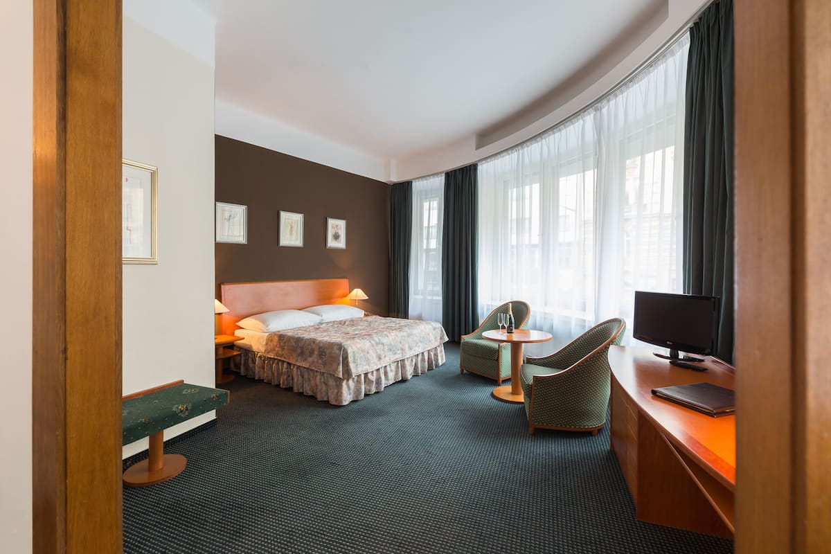 Suite | Minibar, in-room safe, desk, blackout drapes