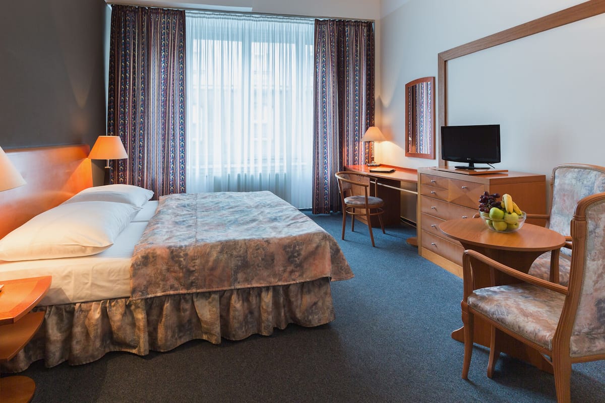 Standaard kamer, 1 twee- of 2 eenpersoonsbedden | Een minibar, een kluis op de kamer, een bureau, verduisterende gordijnen