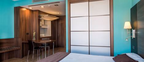 Una habitación de hotel moderna con cama, escritorio y silla.