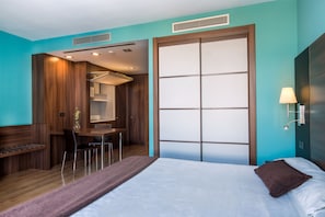 Minibar, in-room safe, desk, laptop workspace