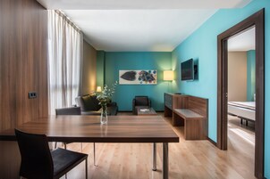 Suite junior, 1 habitación | Minibar, caja fuerte, escritorio y espacio para trabajar con un portátil