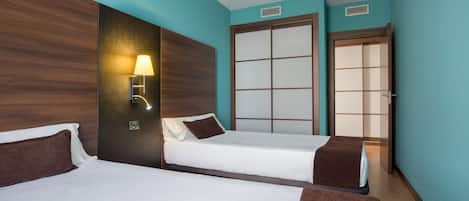 1 dormitorio, minibar, caja fuerte y escritorio