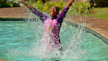 2 piscinas al aire libre, sombrillas, sillones reclinables de piscina