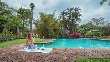 2 buitenzwembaden, parasols voor strand/zwembad