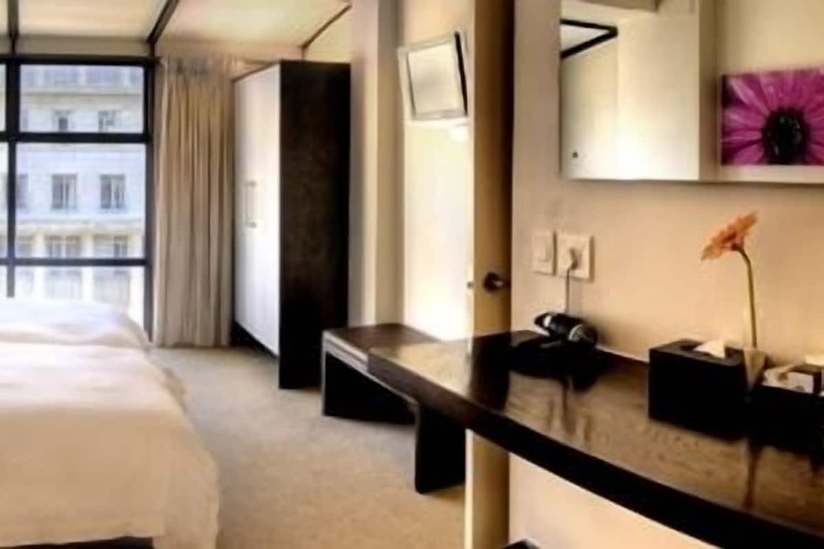 Luxury Suite, 1 Katil Raja (King) | Bar mini, peti besi dalam bilik, meja, seterika/papan seterika