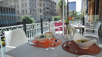 Der serveres morgenmad, frokost, aftensmad og lokale retter