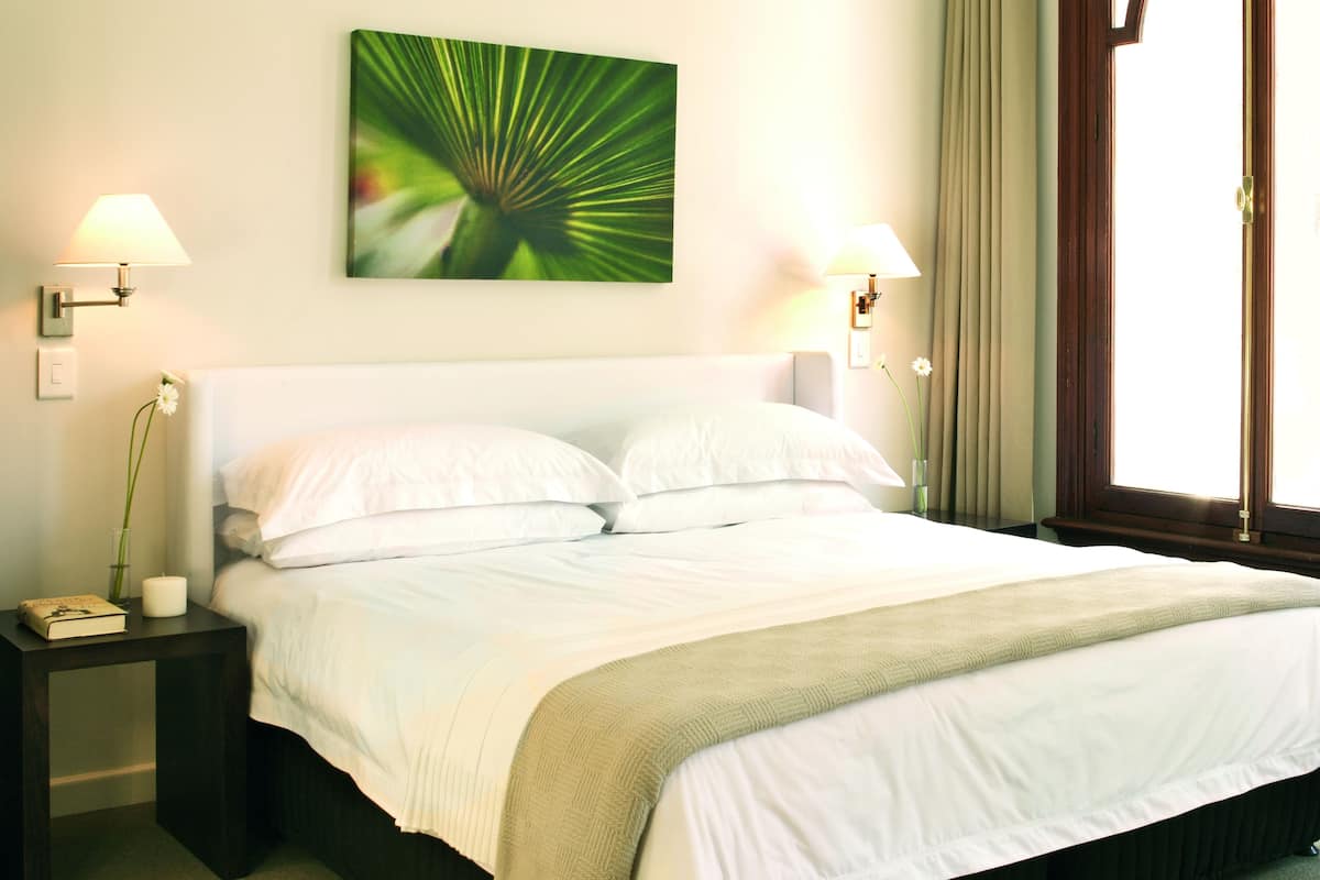 Junior Suite, 1 Katil Raja (King) | Bar mini, peti besi dalam bilik, meja, seterika/papan seterika