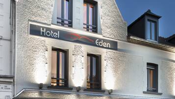 Vista frontal de la propiedad por la tarde o noche