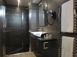 Kostenlose Toilettenartikel, Haartrockner, Handtücher