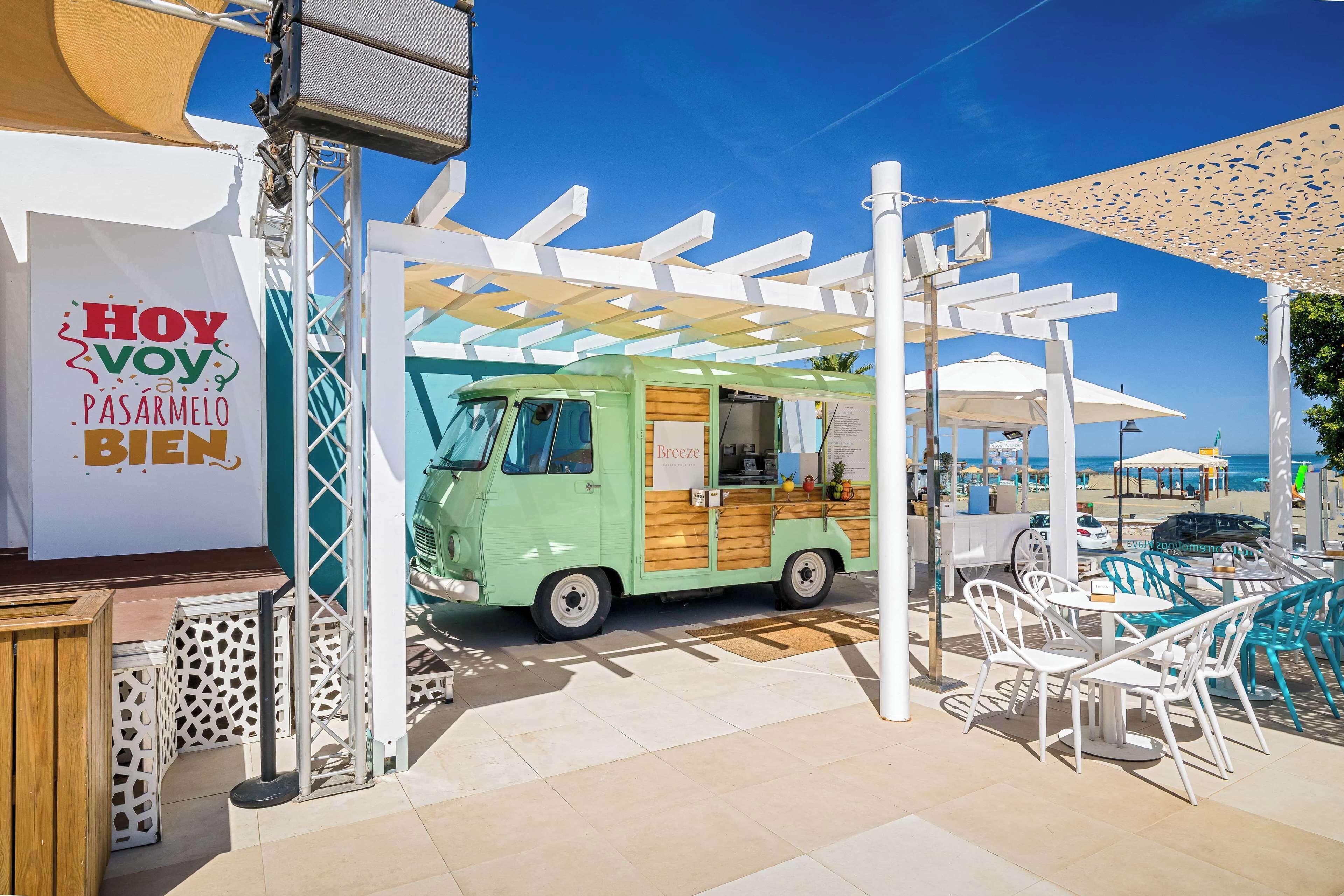 Un camion-restaurant avec un intérieur en bois et une enseigne sur laquelle on peut lire : « Aujourd’hui, je vais bien m’amuser ».