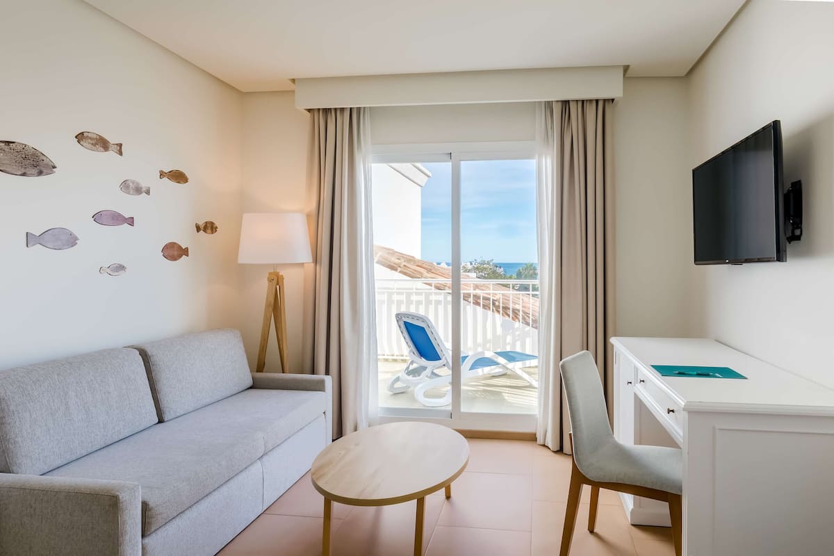 family room (superior) | 1 bedroom, minibar, in-room safe, individually decorated