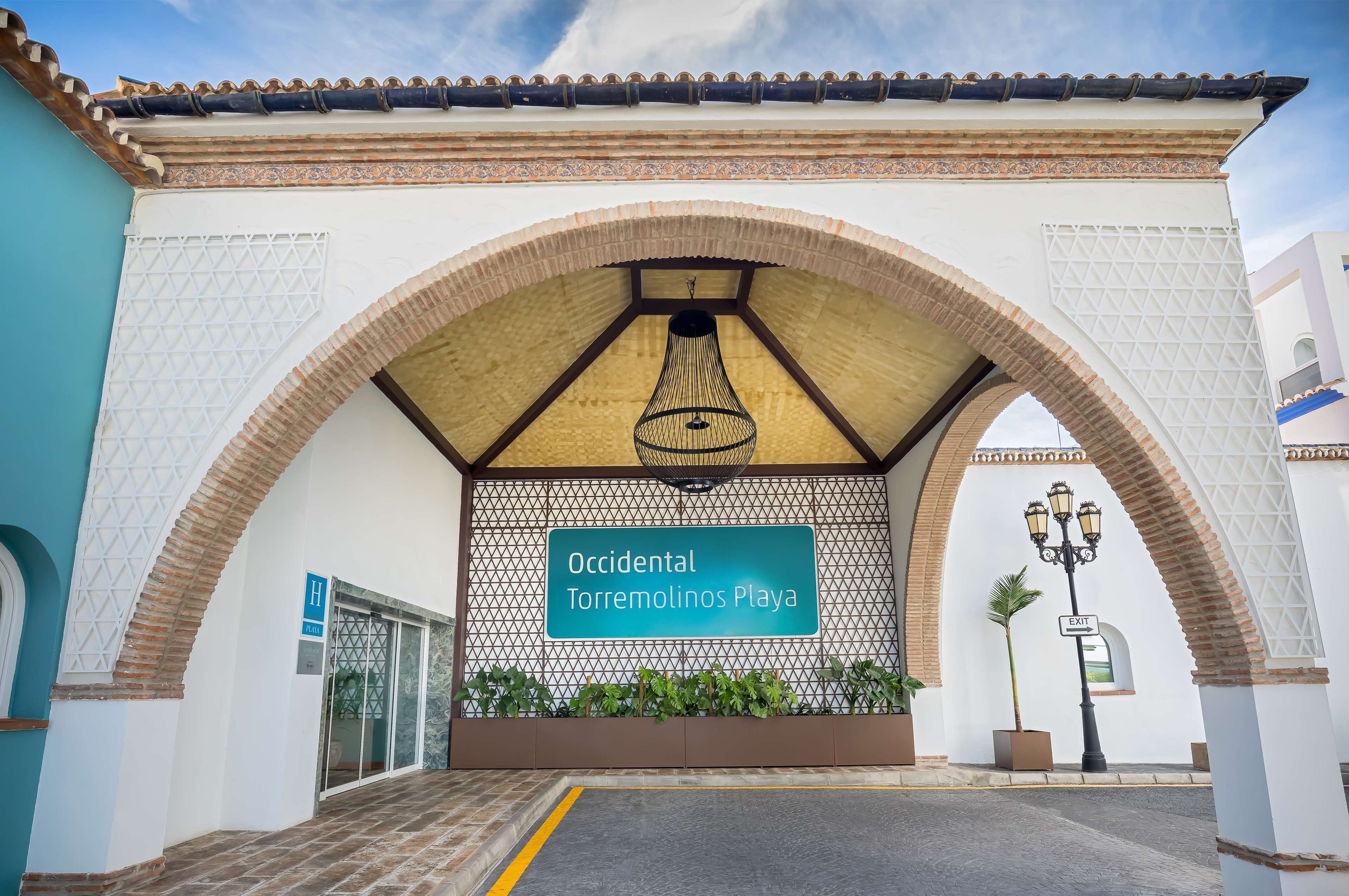 L’entrée d’un hôtel, avec une enseigne indiquant : « Occidental Torremolinos Playa ».