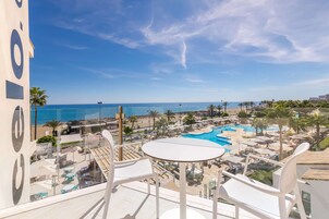 Habitación doble, terraza, vistas parciales al mar | Vistas desde la habitación
