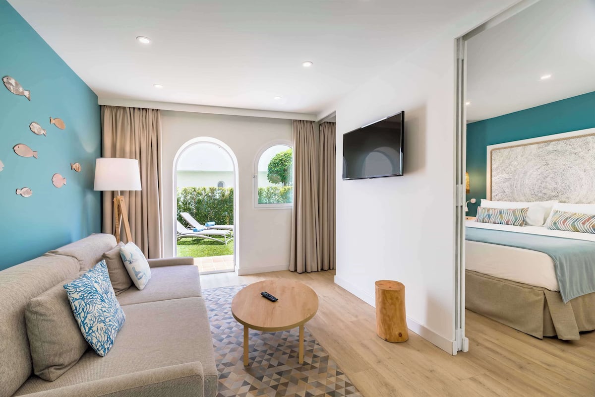 deluxe family room with garden | 1 bedroom, minibar, in-room safe, individually decorated