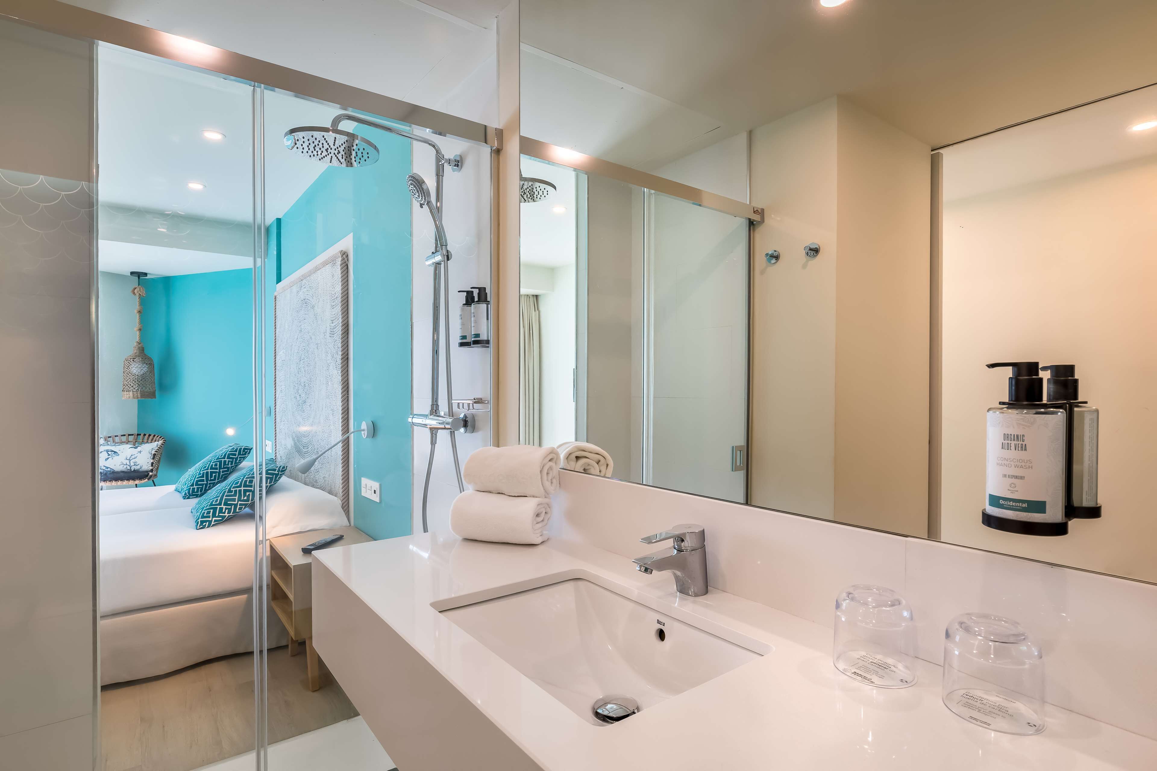 double room, terrace, partial sea view | bathroom | shower, rainfall showerhead, free toiletries, hair dryer