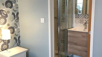 Superior Double Room | Bathroom | Hair dryer, towels