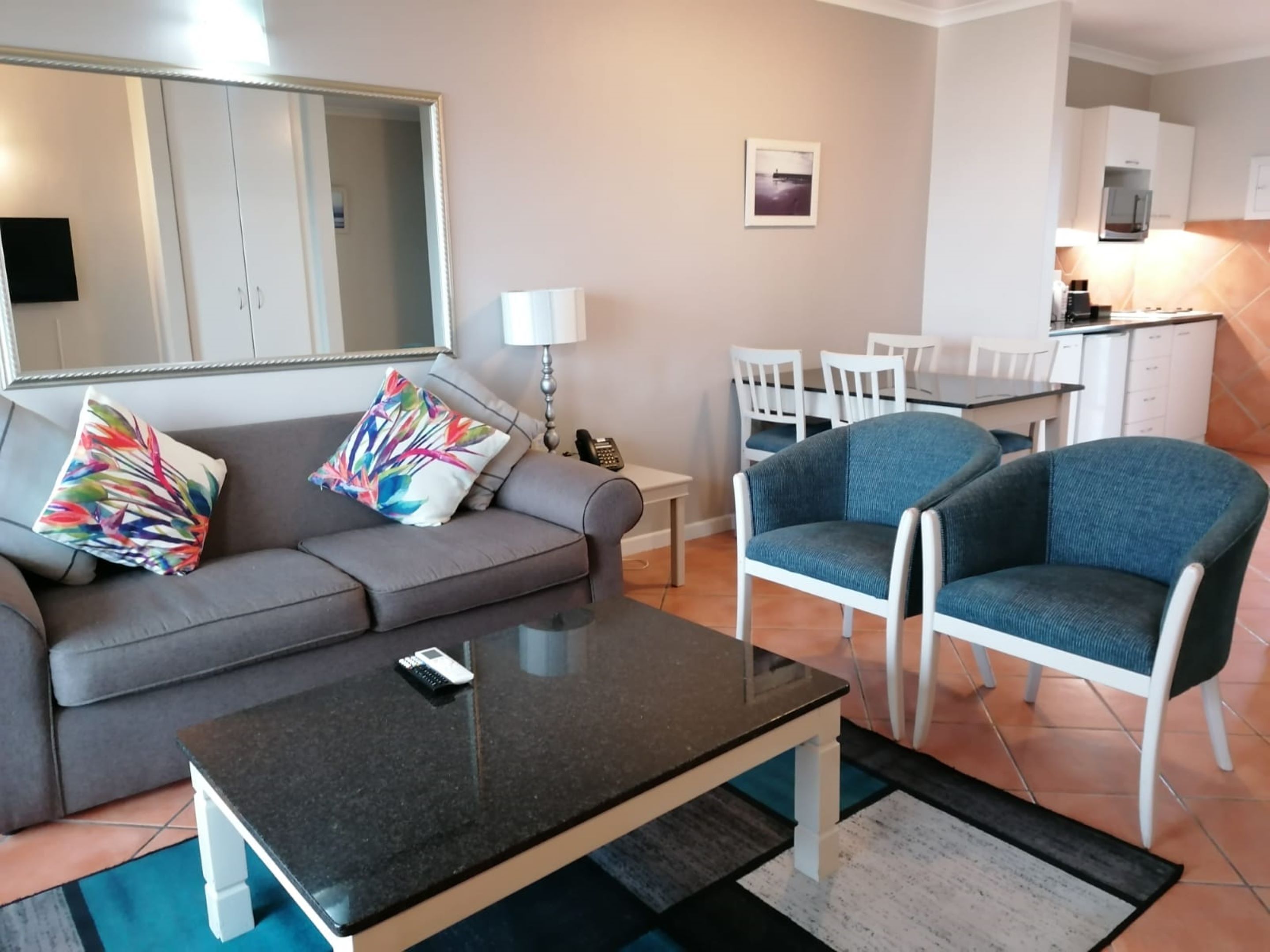 Apartamento standard, 2 quartos | Área de estar | Smart TV 74 polegadas com canais via satélite, Netflix