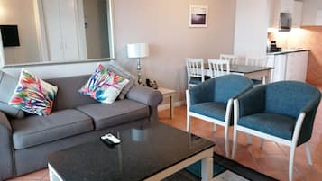 Apartamento standard, 2 quartos | Área de estar | Smart TV 74 polegadas com canais via satélite, Netflix