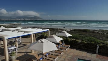 På stranden og hvit sand