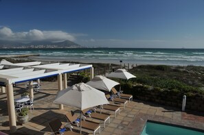 Ubicación a pie de playa y arena blanca