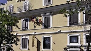 A multi-story building with a sign reading "HOTEL BEST ROMA". - Hotel Best Roma (Rome)