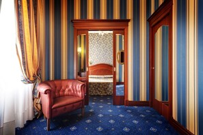 Suite | Hypo-allergenic bedding, minibar, in-room safe, desk - Hotel Best Roma (Rome)