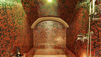 Chambre Triple Supérieure | Salle de bain | Douche, sèche-cheveux, chaussons, bidet