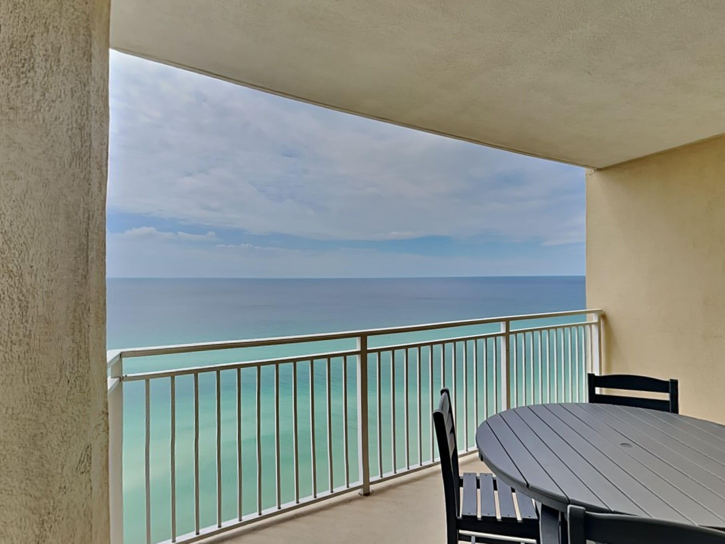 Uma varanda com vista para o mar.