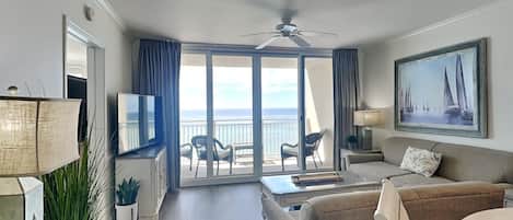 Appartement, Meerdere bedden, balkon (#931 - No Pets) | Woonruimte | Een 27-inch televisie met kabelzenders