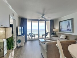 Condo, várias camas, sacada (#931 - No Pets) | Área de estar | TV 27 polegadas com canais a cabo