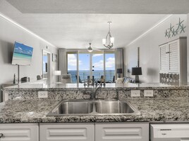 Condo, várias camas, sacada, vista para o oceano (#1131 - No Pets) | Cozinha privada | Cafeteira/chaleira, geladeira, micro-ondas, fogão