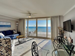 Appart'hôtel, plusieurs lits, balcon (#328 - No Pets) | Coin séjour | Télévision de 27 pouces avec chaînes par câble