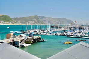 Premium bedding, pillow-top beds, minibar, in-room safe - Simon's Town Quayside Hotel (Cape Town)