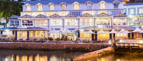 Majoituspaikan julkisivu illalla/yöllä