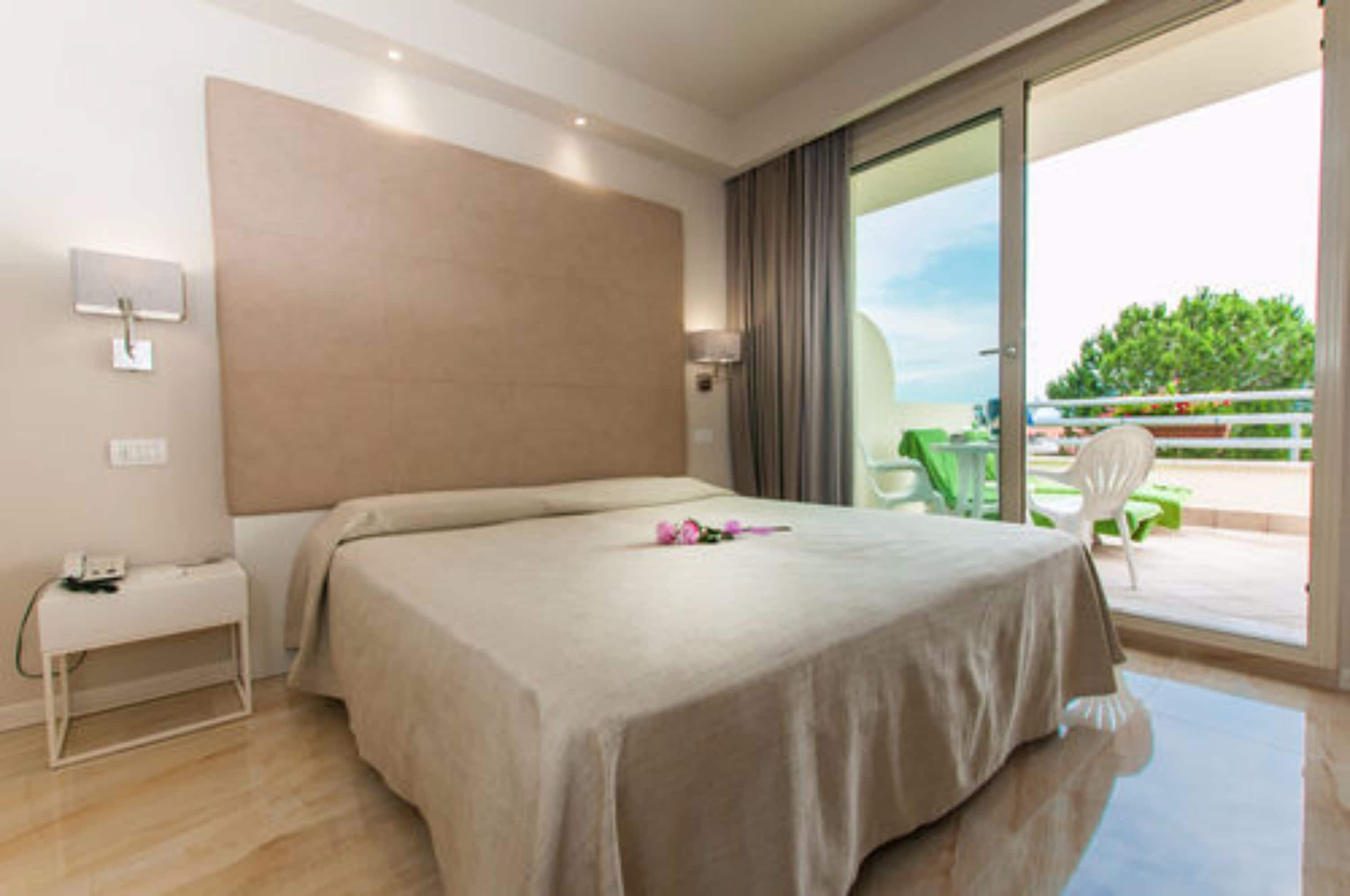 suite, bathtub, lakeside | minibar, in-room safe, blackout curtains, iron/ironing board