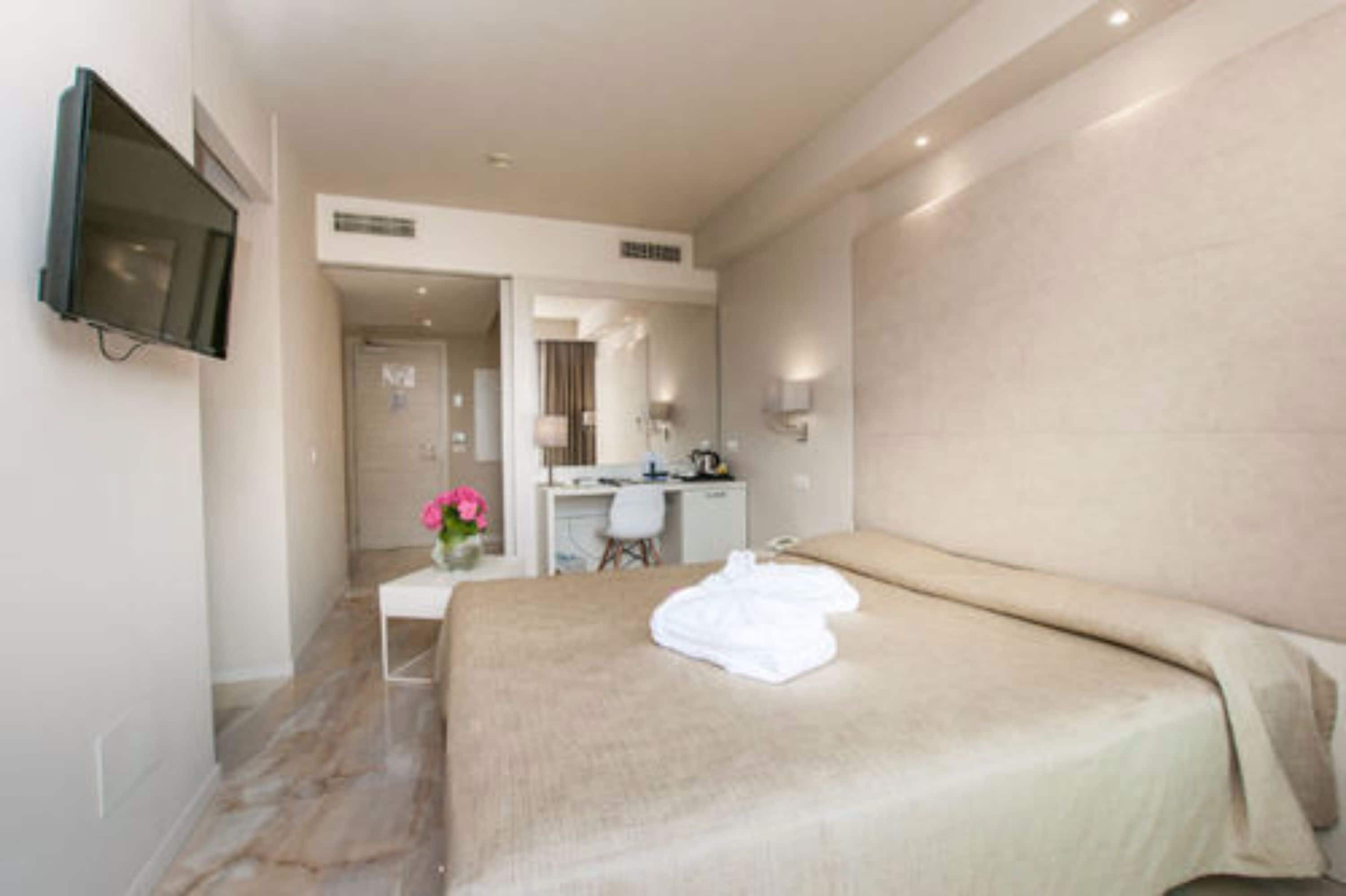 minibar, in-room safe, blackout curtains, iron/ironing board