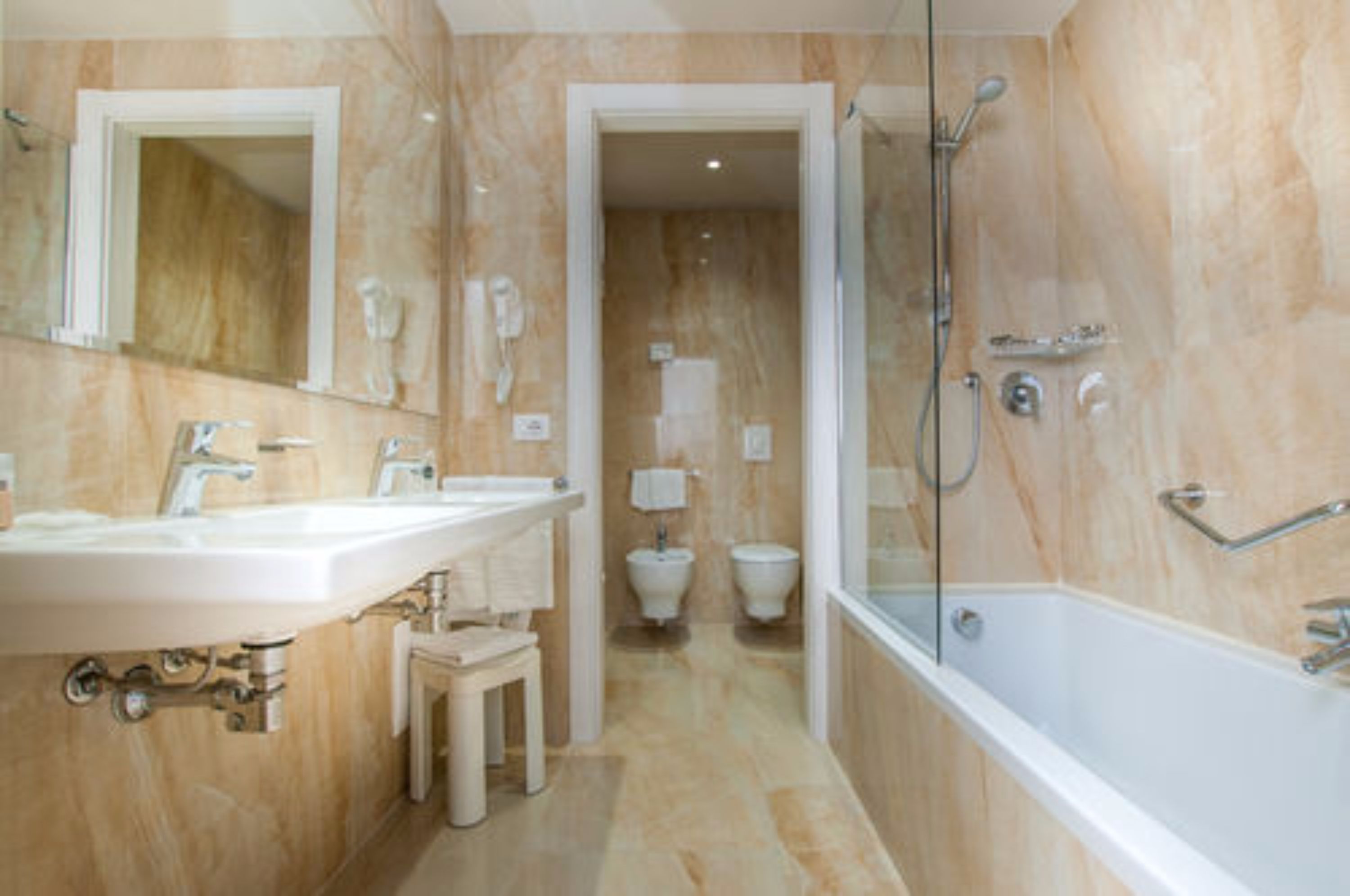 suite, bathtub, lakeside | bathroom | free toiletries, hair dryer, bidet, towels