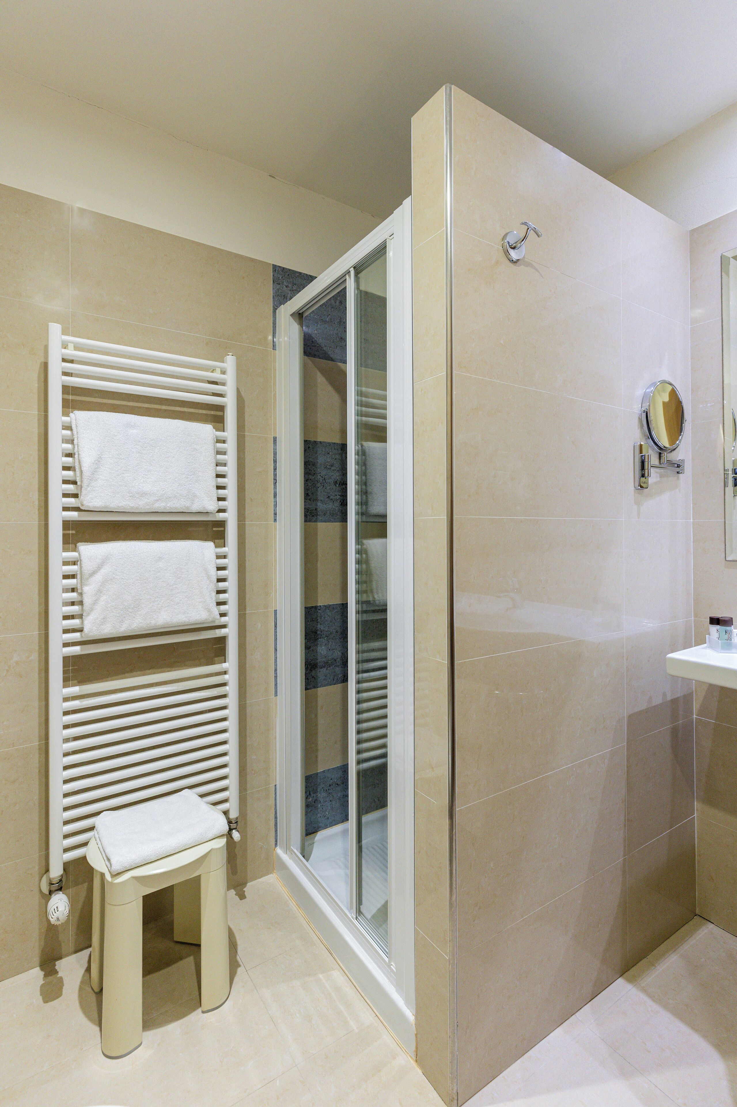 classic double room | bathroom | free toiletries, hair dryer, bidet, towels
