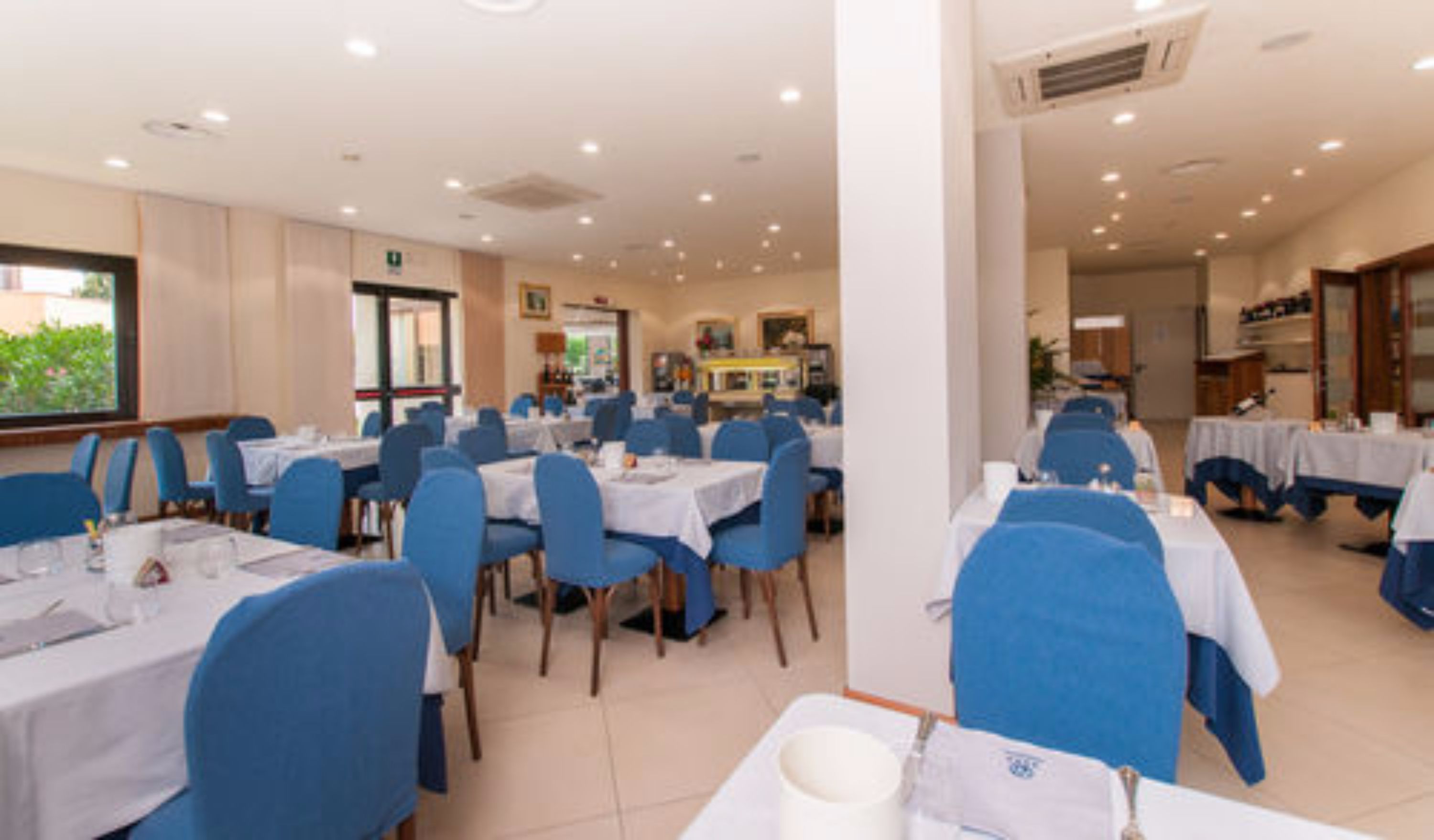 serves lunch and happy hour