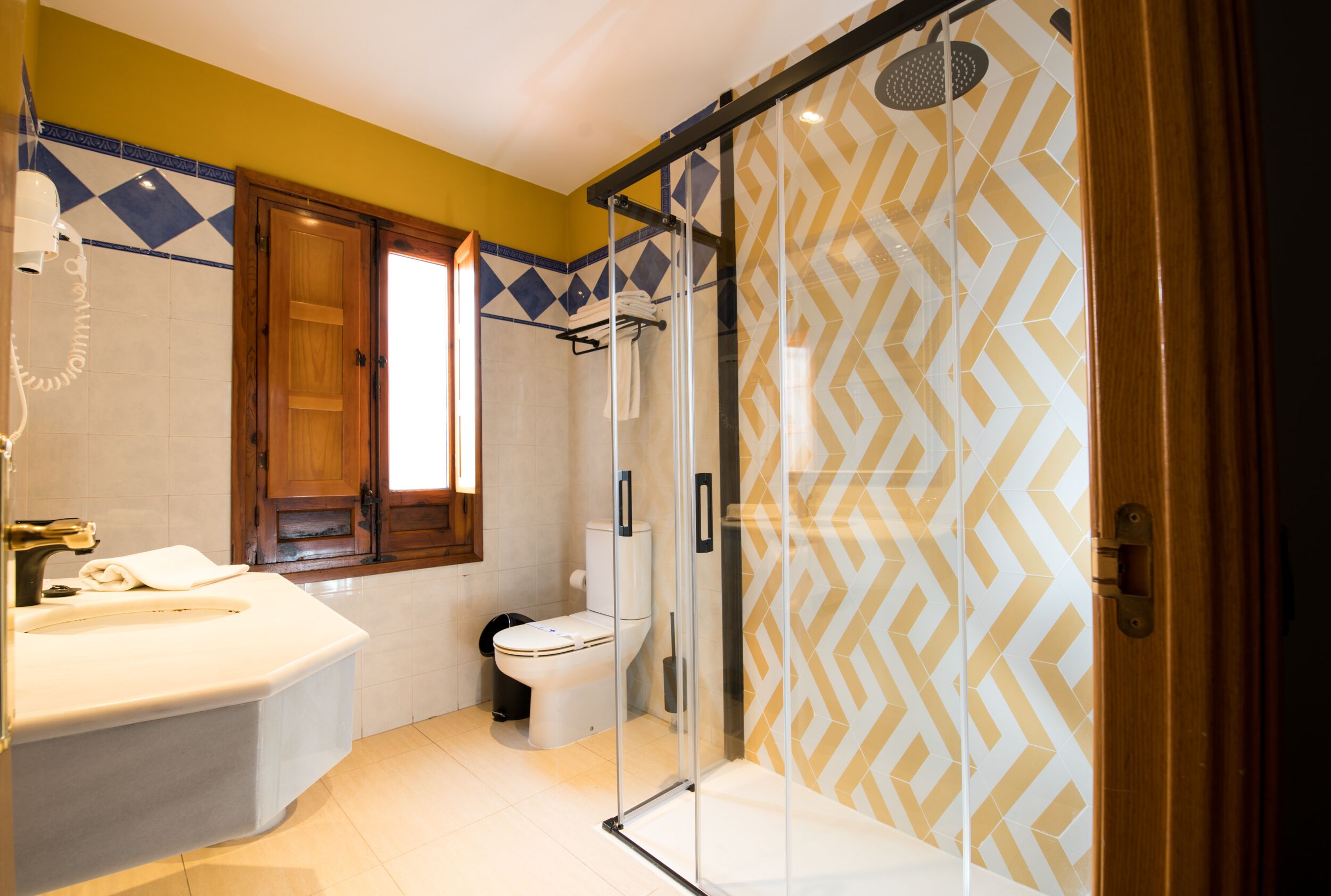 triple room | bathroom | combined shower/bathtub, deep-soaking bathtub, free toiletries