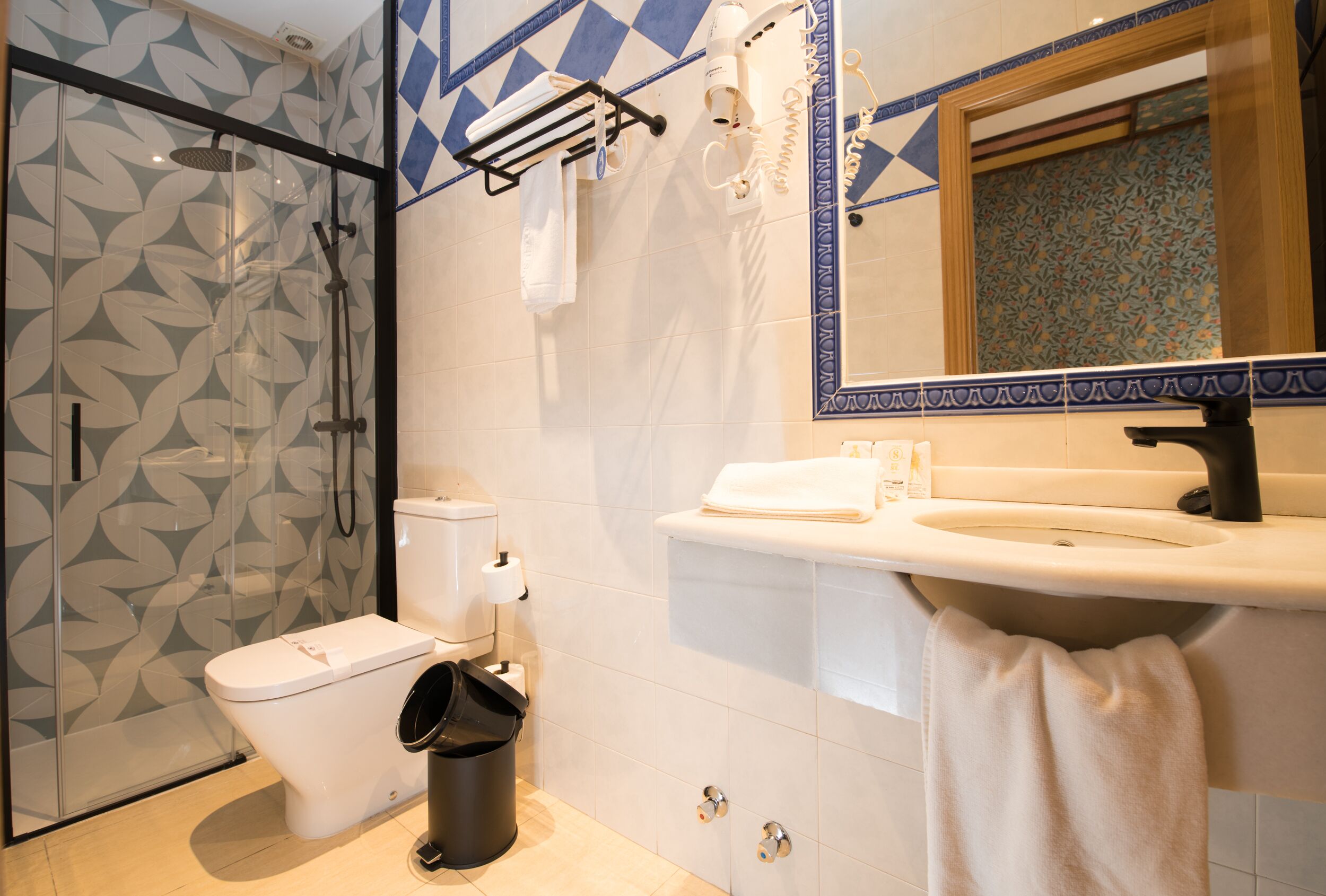 single room (for 1 or 2 people) | bathroom | combined shower/bathtub, deep-soaking bathtub, free toiletries